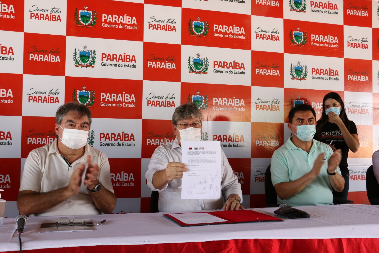 sousa-assina-os-coletiva-francisco franca7.JPG