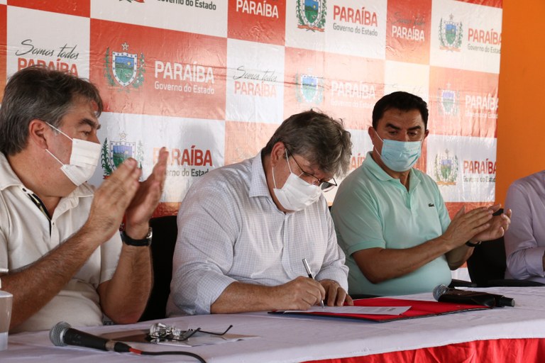 sousa-assina-os-coletiva-francisco franca9.JPG