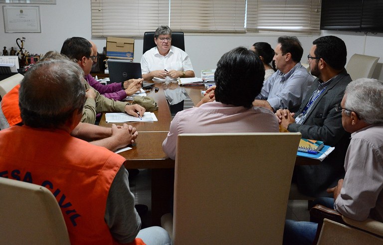 joao reuniao com secretarios ajuda aos desabrigados das chuvas na PB (2).jpg