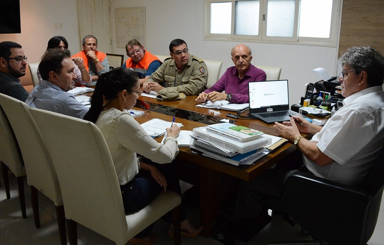 joao reuniao com secretarios ajuda aos desabrigados das chuvas na PB (4).jpg