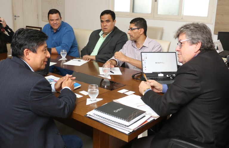 joao reuniao com representantes do magazine luiza foto francisco franca (1).jpg