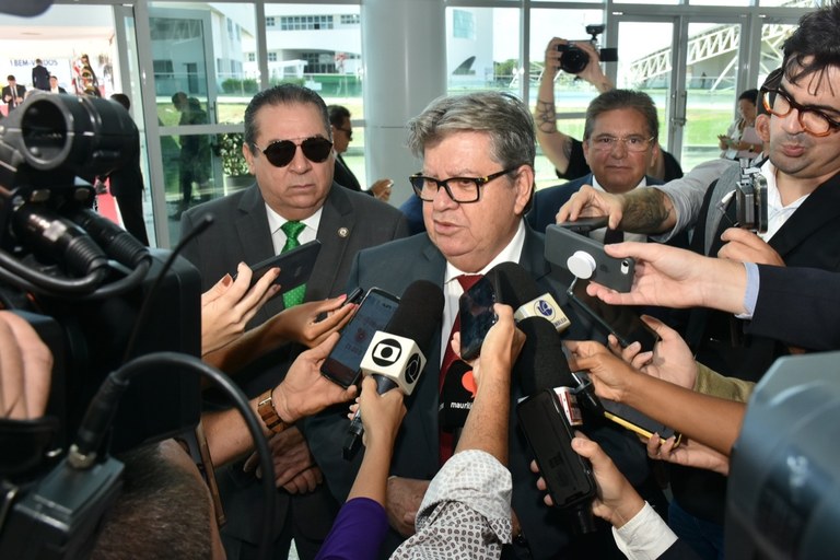 Governador João Azevedo chega ao Centro de Convenções para reunião dos governadores
