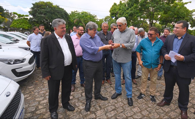 joao azevedo faz entrega de frota de carro_foto jose marques (2).jpg