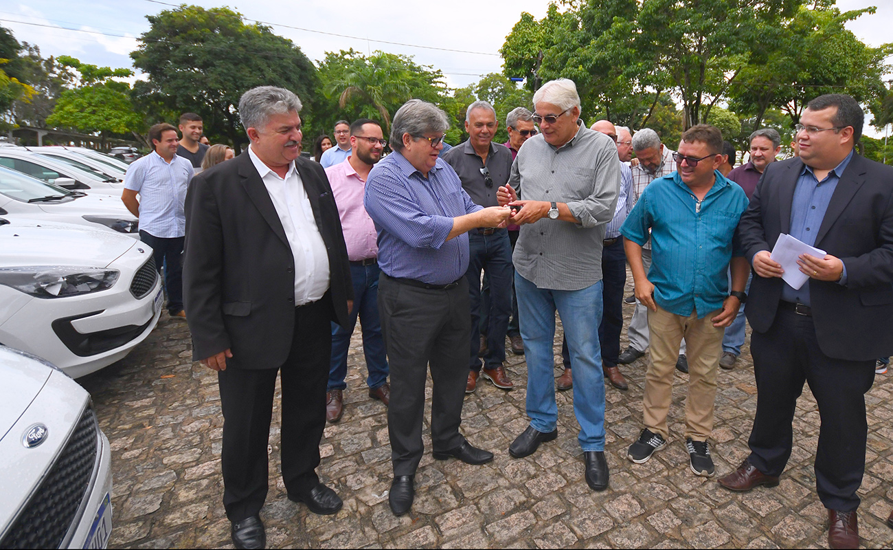 joao azevedo faz entrega de frota de carro_foto jose marques (2).jpg