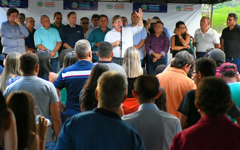 joao entrega escola em sao jose de espinharas foto jose marques (1).JPG