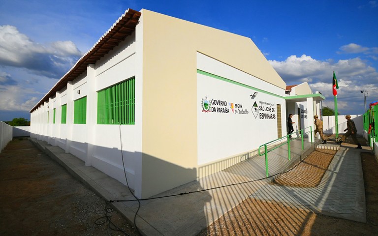 joao entrega escola em sao jose de espinharas foto jose marques (2).JPG