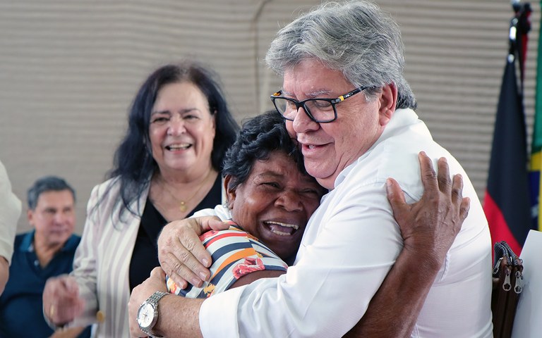 joao cehap entrega de 100 escrituras em rio tinto foto francisco franca (8).JPG