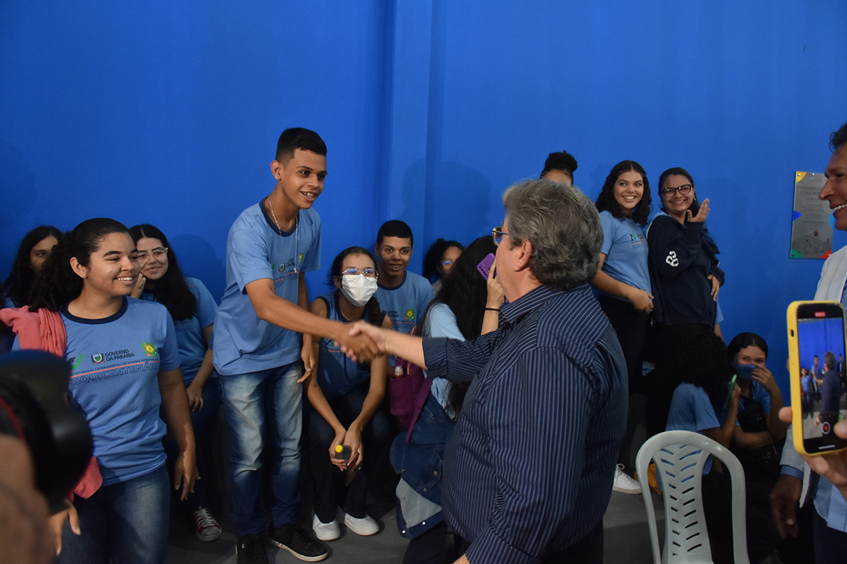 Governador inaugura ginásio da Escola SESQUICENTENÁRIO (10).JPG