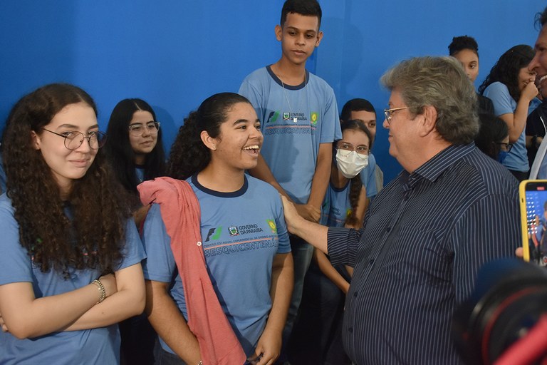 Governador inaugura ginásio da Escola SESQUICENTENÁRIO (11).JPG