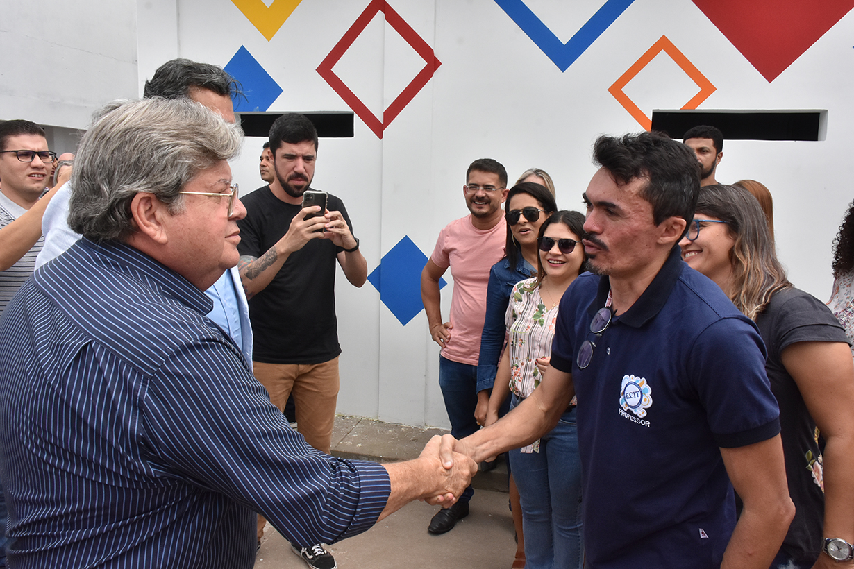 Governador inaugura ginásio da Escola SESQUICENTENÁRIO (3).JPG