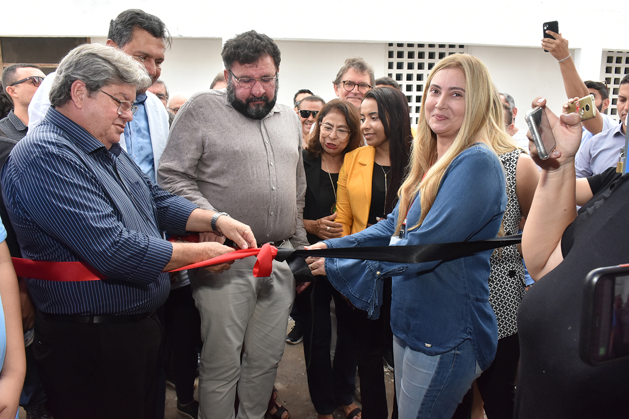 Governador inaugura ginásio da Escola SESQUICENTENÁRIO (5).JPG