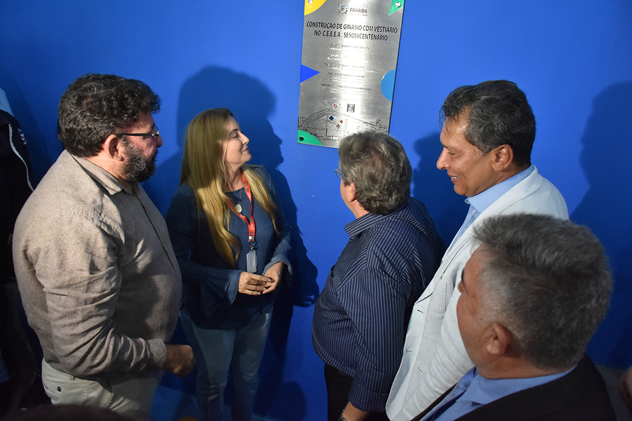 Governador inaugura ginásio da Escola SESQUICENTENÁRIO (9).JPG
