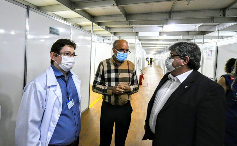 joao azevedo visita o hospital solidario_foto jose marques (10).JPG
