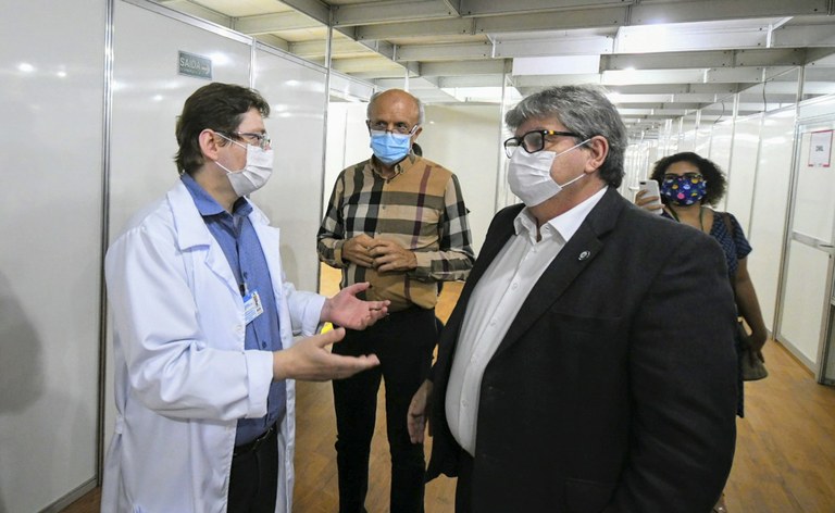 joao azevedo visita o hospital solidario_foto jose marques (9).JPG