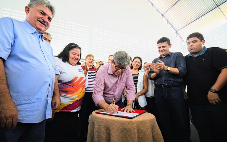joao entrega escola em guarabira foto jose marques (5).JPG