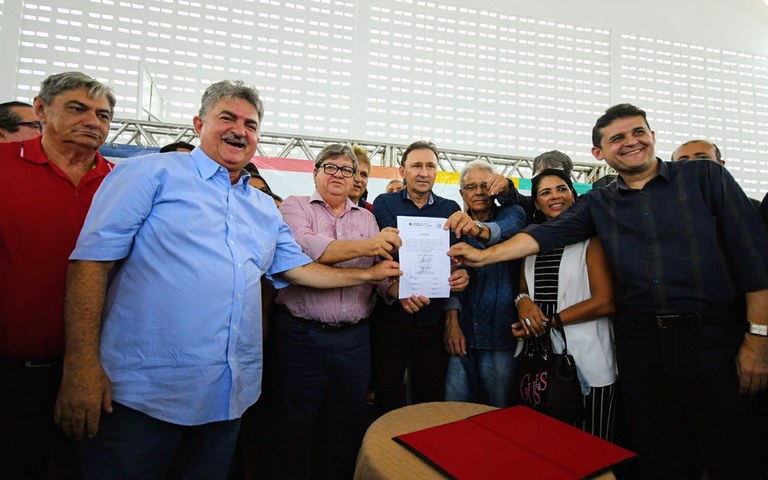 joao entrega escola em guarabira foto jose marques (7).JPG