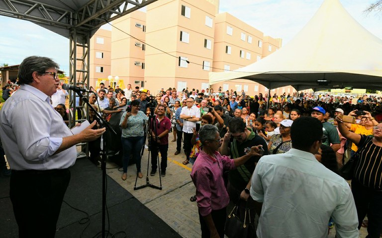 joao entrega conjunto habitacional em jp foto jose marques (21).JPG