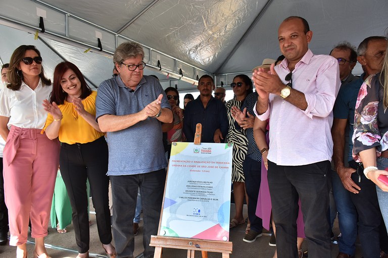 Inauguração de travessia urbana, entrega de onibus e assinatura de convênios em São José de Caiana (11).JPG