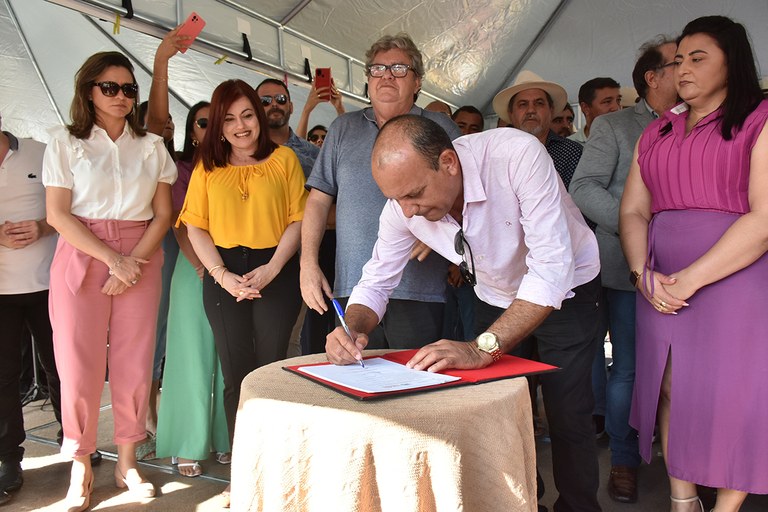 Inauguração de travessia urbana, entrega de onibus e assinatura de convênios em São José de Caiana (16).JPG