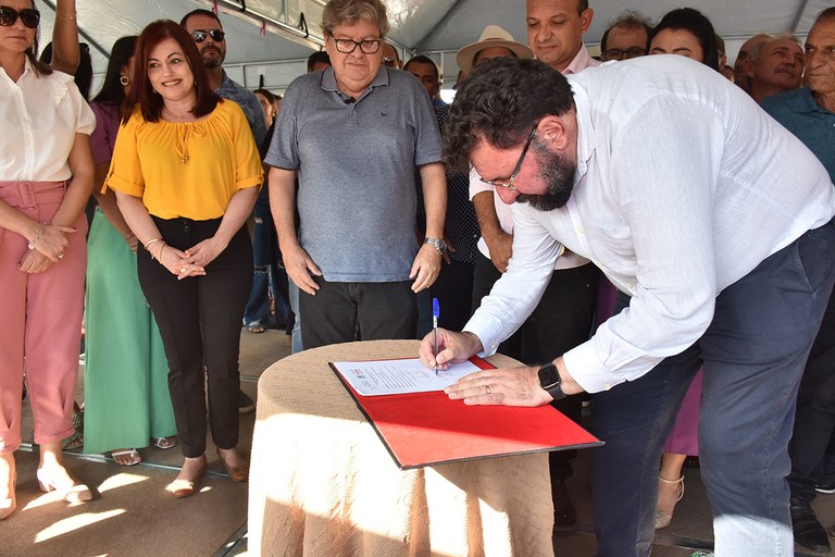 Inauguração de travessia urbana, entrega de onibus e assinatura de convênios em São José de Caiana (17).JPG