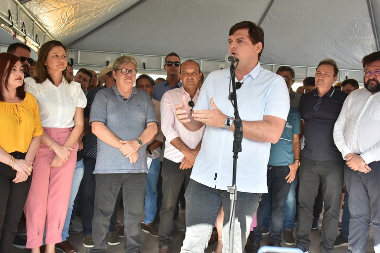 Inauguração de travessia urbana, entrega de onibus e assinatura de convênios em São José de Caiana (24).JPG