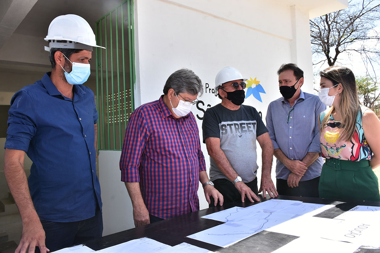 Governador visita estação de tratamento de água de Rigideira (4).JPG