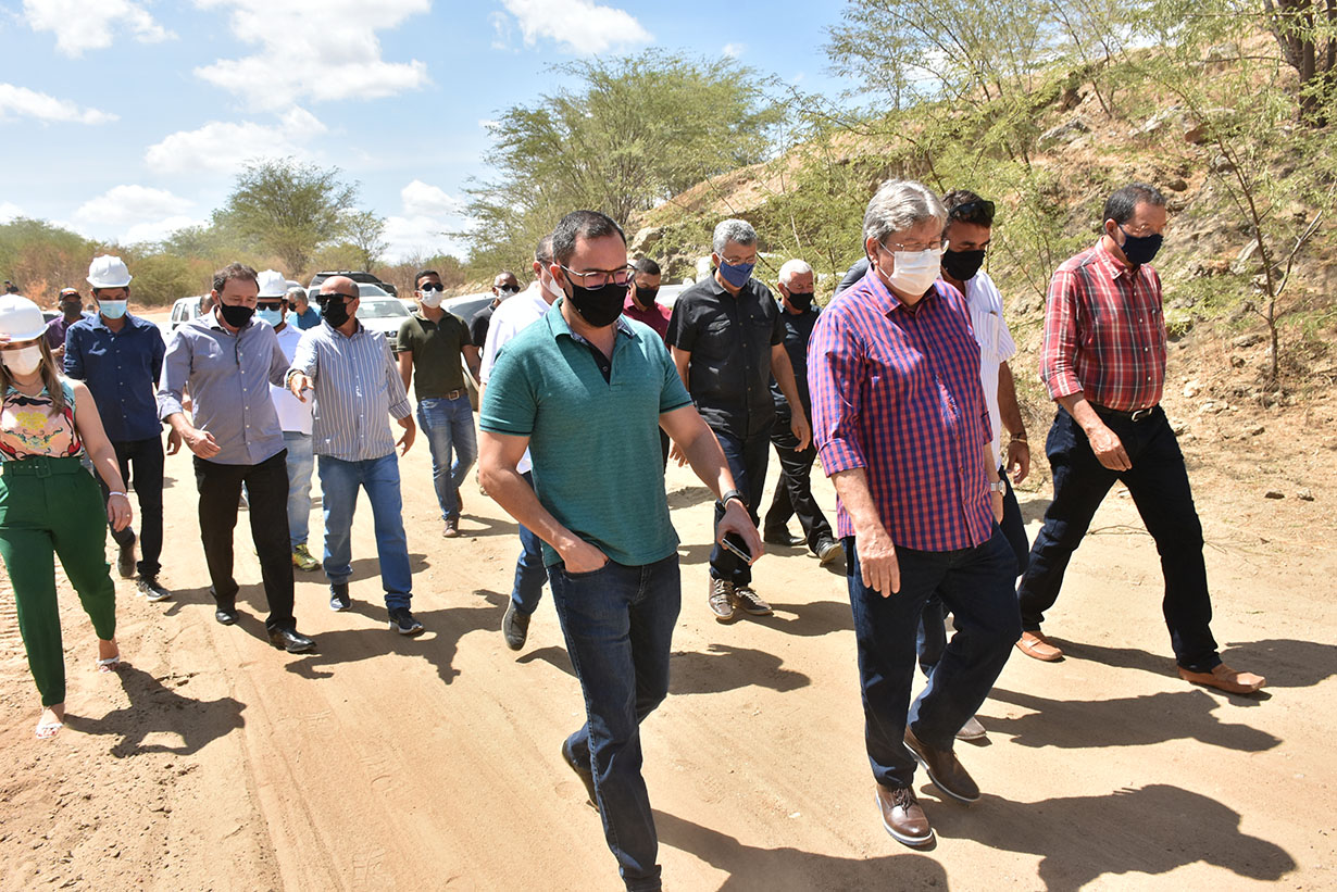 Governador visita estação de tratamento de água de Rigideira (5).JPG