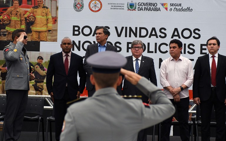joao Policia militar e bombeiros boas vindas_ foto jose marques (10).jpg