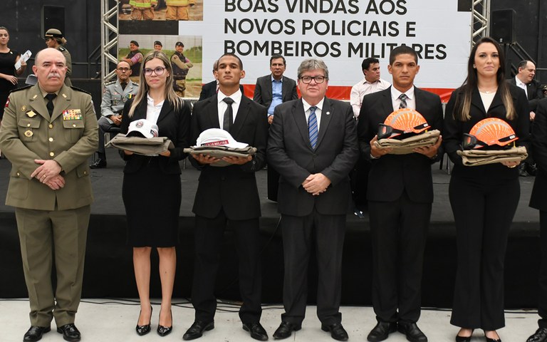 joao Policia militar e bombeiros boas vindas_ foto jose marques (14).jpg