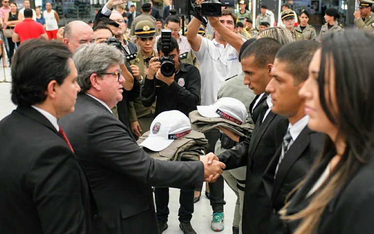 joao Policia militar e bombeiros boas vindas_ foto jose marques (2).JPG