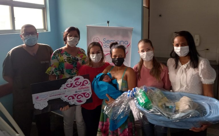 Lucinara e Lucas com representantes do Hospital e Prefeitura de Queimadas.jpg