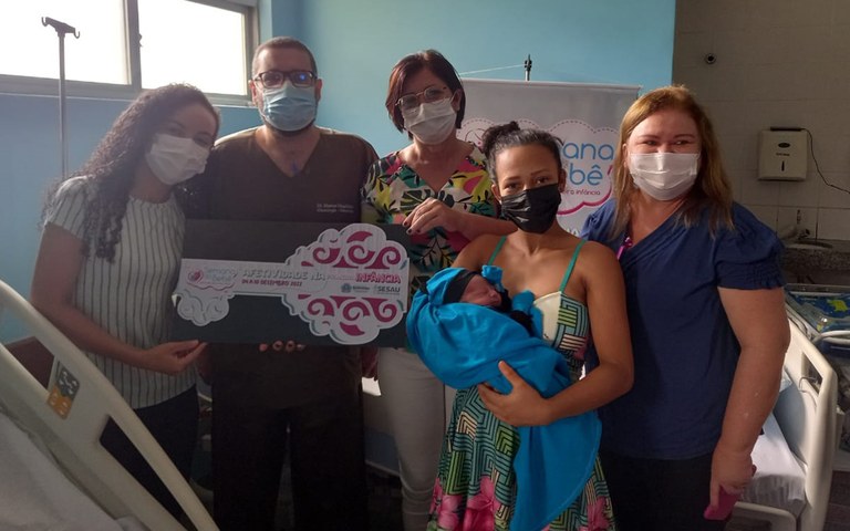Lucinara e representantes do hospital e Prefeitura de queimadas.jpg