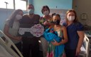 Lucinara e representantes do hospital e Prefeitura de queimadas.jpg
