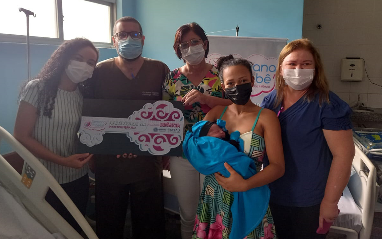 Lucinara e representantes do hospital e Prefeitura de queimadas.jpg