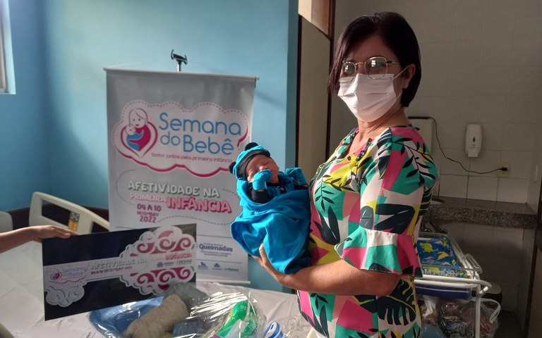 ses diretora Administrativa do Hospital de Queimadas Eva Cordeiro com Lucas Adriel.jpg