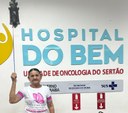 A agricultora Arlinda Pereira da Silva tocou o sino da cura após cinco anos de tratamento no Hospital do Bem.jpg