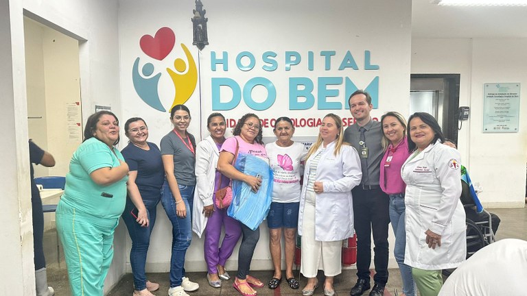 A Sra. Arlinda e profissionais do Hospital do Bem após anuncio de sua cura de um câncer no ovário.jfif