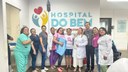 A Sra. Arlinda e profissionais do Hospital do Bem após anuncio de sua cura de um câncer no ovário.jfif