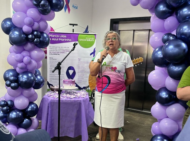 Recepção do hospital foi decorada com bolas lilás e azul.jpg