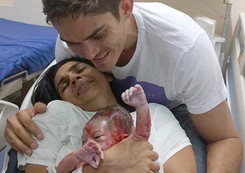 Estefania-e-o-marido-Wagner-Leite-no-momento-do-nasimento-de-seu-filho-ses-maternidade-de-patos-partos-humanizados.jpeg
