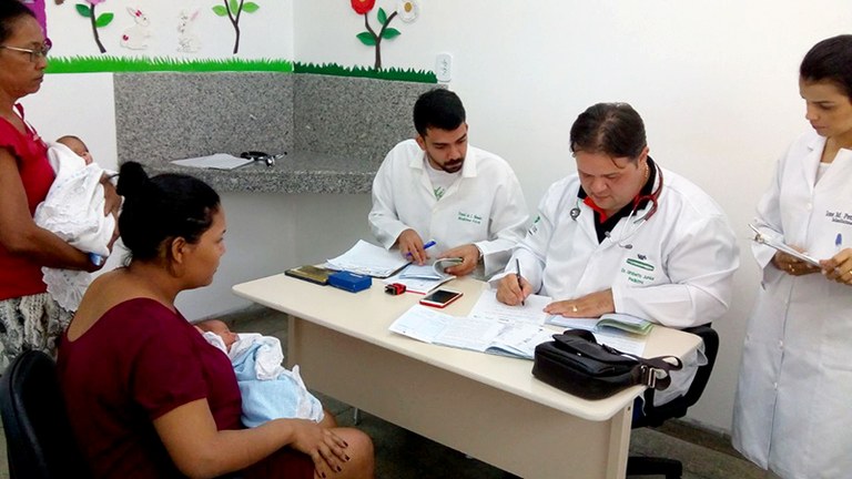 Dr. Umberto Marinho Júnior, pediatra e diretor geral da Materrnidade de Patos, durante atendimento no ambulatório de egresso.jpg Dr. Umberto Marinho Júnior, pediatra e diretor geral da Materrnidade de Patos, durante atendimento no ambulatório de egresso.jpg