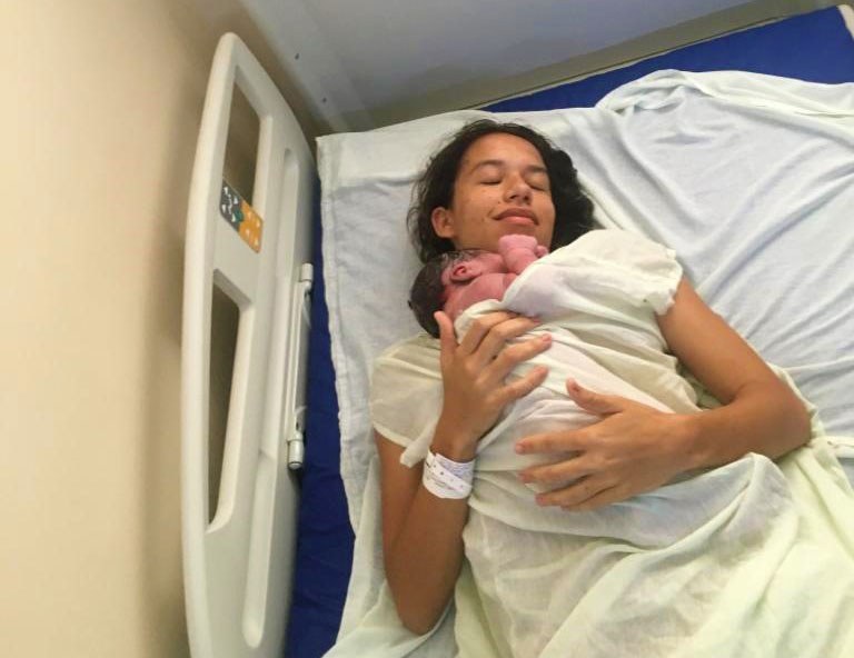 Mãe-e-filho-nos-primeiros-momentos-de-uma-nova-jornada.jpg