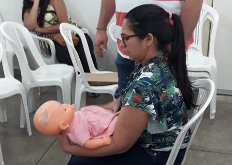 ses-Profissionais-da-Mat-de-Patos-treinamento-com-pais-sobre-engasgamento-de-bebe-5.jpg ses-Profissionais-da-Mat-de-Patos-treinamento-com-pais-sobre-engasgamento-de-bebe-5.jpg