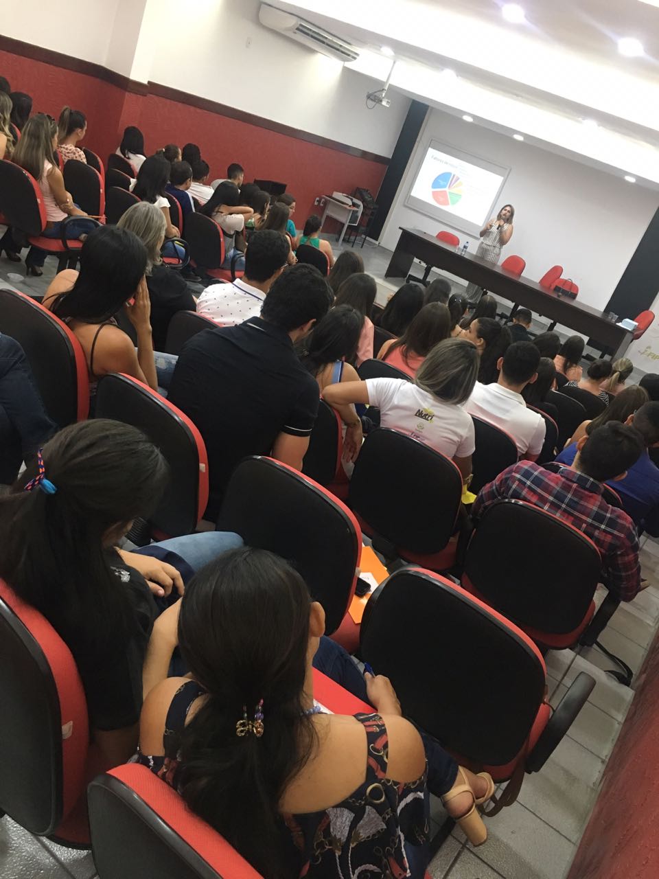 A-palestra-reuniu-estudantes-e-profissionaus.jpeg