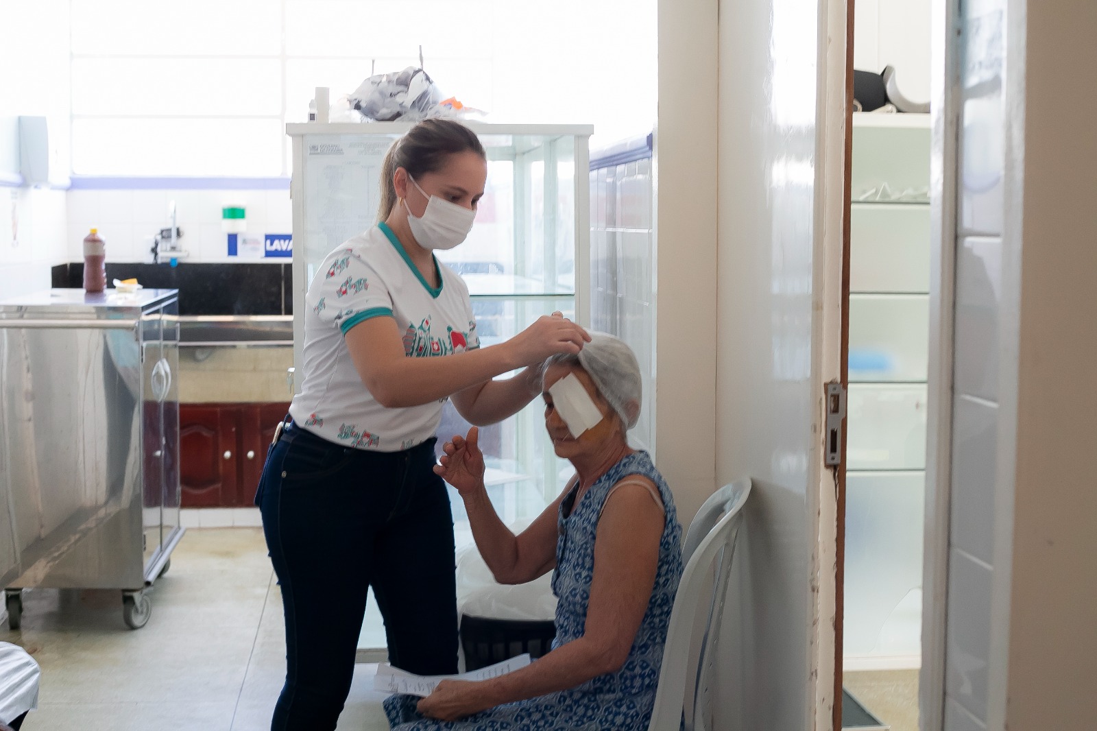 Uma das pacientes do terceiro dia do mutirão sendo assistida após o procedimento.jpg
