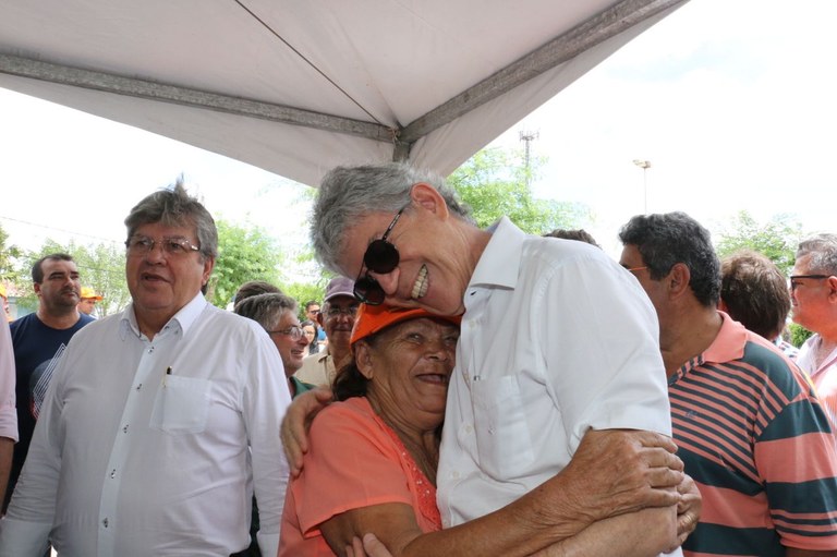 ricardo-assina-ordem-das-adultora-areial_foto-francisco-franca-12.jpg