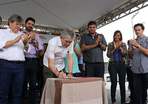 ricardo-assina-ordem-das-adultora-areial_foto-francisco-franca-6.jpg