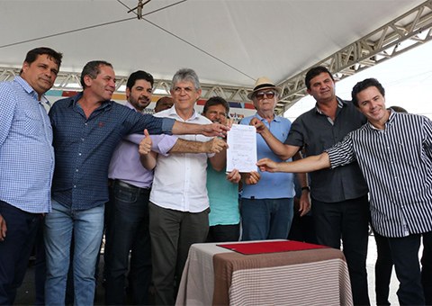 ricardo-assina-ordem-das-adultora-areial_foto-francisco-franca-7.jpg