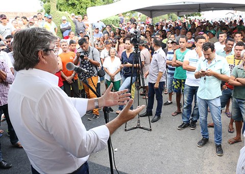 ricardo-assina-ordem-de-servico-da-adutora-de-nova-camara-na-cidade-de-arara-foto-francisco-franca-13.jpeg