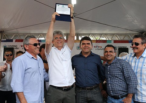 ricardo-assina-ordem-de-servico-da-adutora-de-nova-camara-na-cidade-de-arara-foto-francisco-franca-14.jpeg